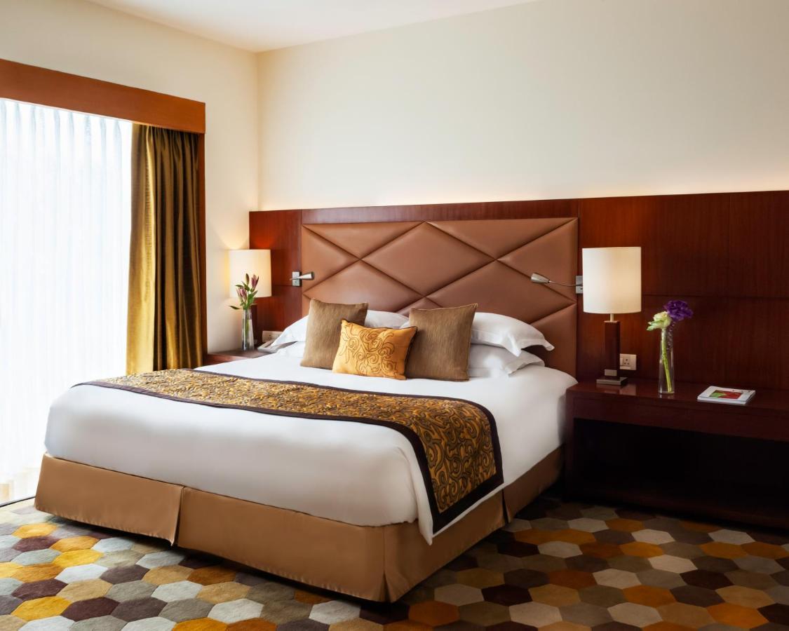 فندق تاج تشانديغر Chandīgarh المظهر الخارجي الصورة A bedroom at the hotel