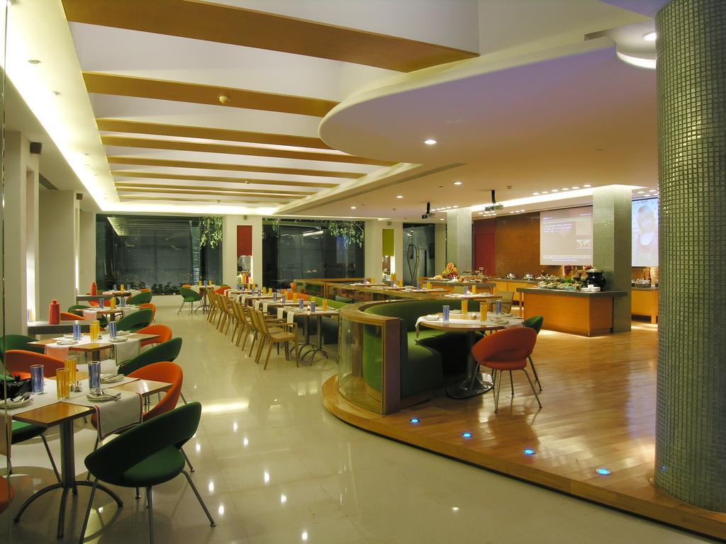 فندق تاج تشانديغر Chandīgarh المظهر الخارجي الصورة The interior of the restaurant