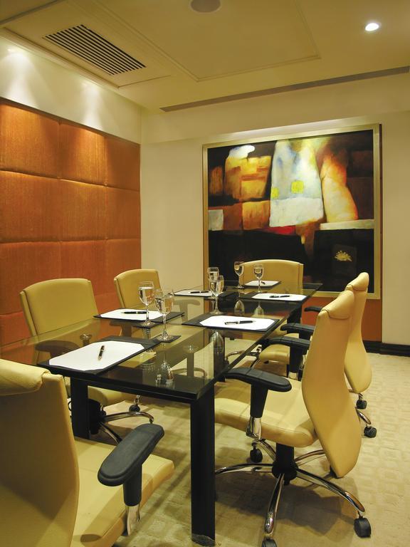 فندق تاج تشانديغر Chandīgarh المظهر الخارجي الصورة A boardroom at a hotel