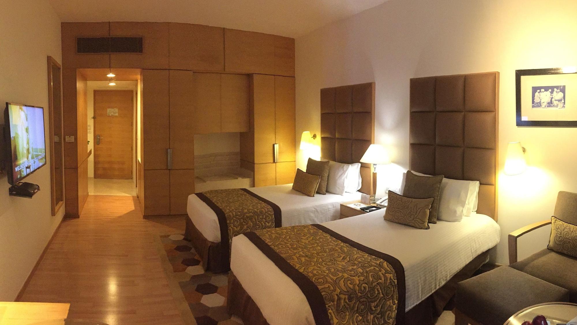 فندق تاج تشانديغر Chandīgarh المظهر الخارجي الصورة A room at the Taj Bengal