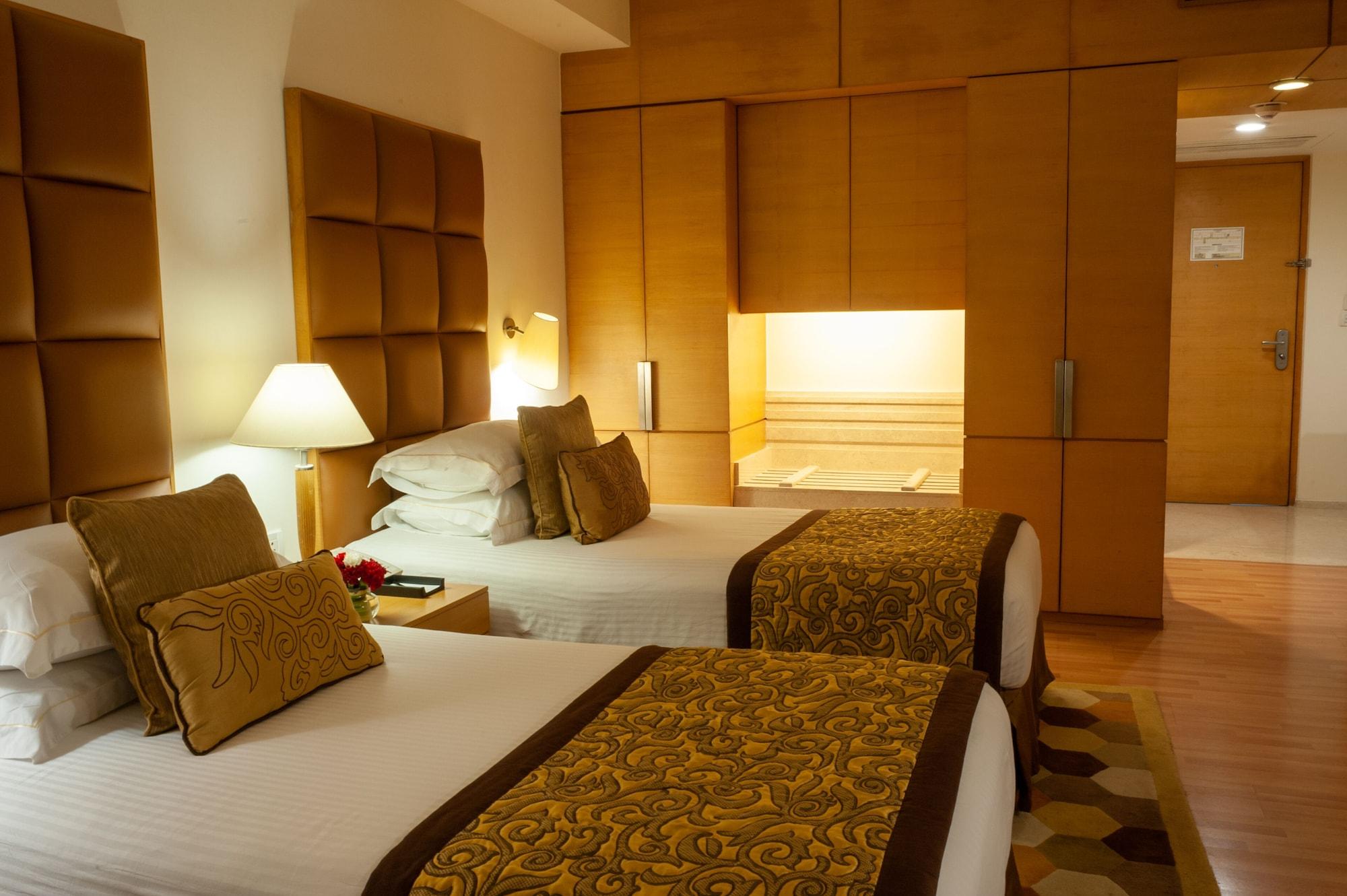 فندق تاج تشانديغر Chandīgarh المظهر الخارجي الصورة A room at the Taj Mahal Palace