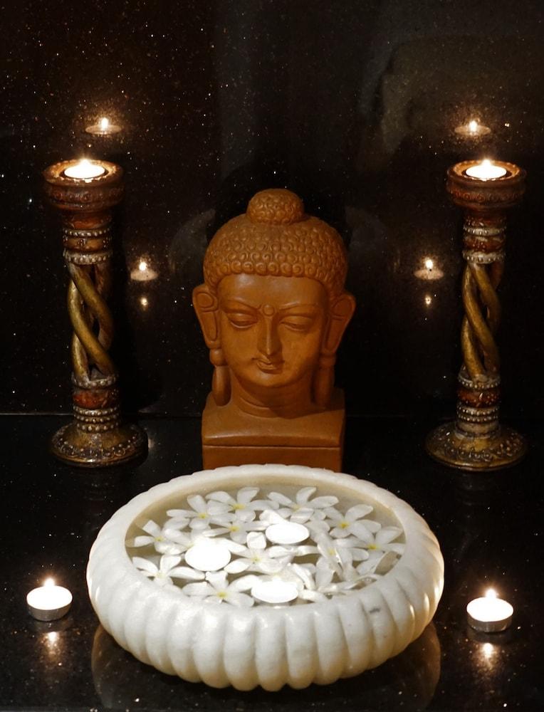 فندق تاج تشانديغر Chandīgarh المظهر الخارجي الصورة A statue of the Buddha with two oil lamps