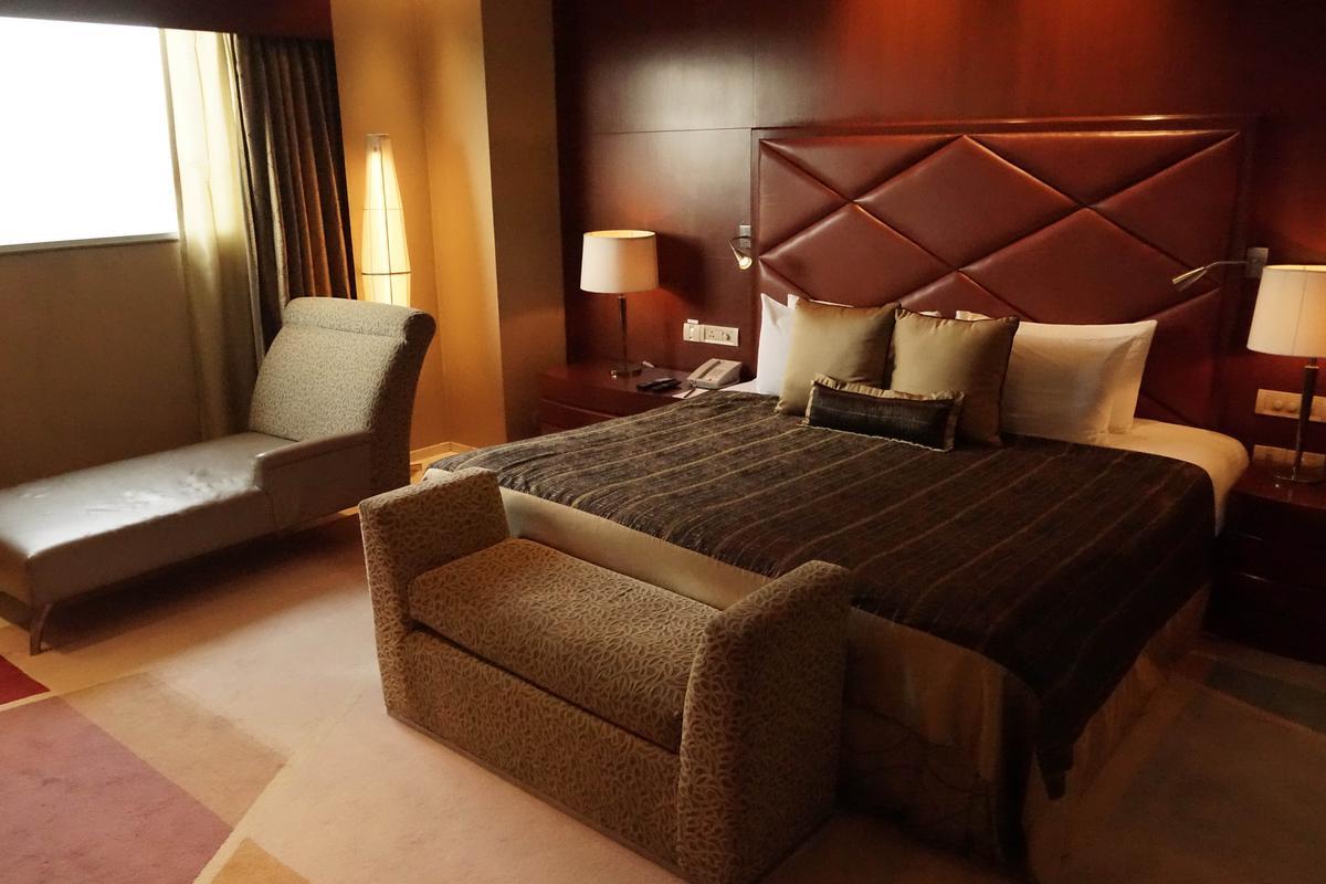 فندق تاج تشانديغر Chandīgarh المظهر الخارجي الصورة A bedroom at the hotel