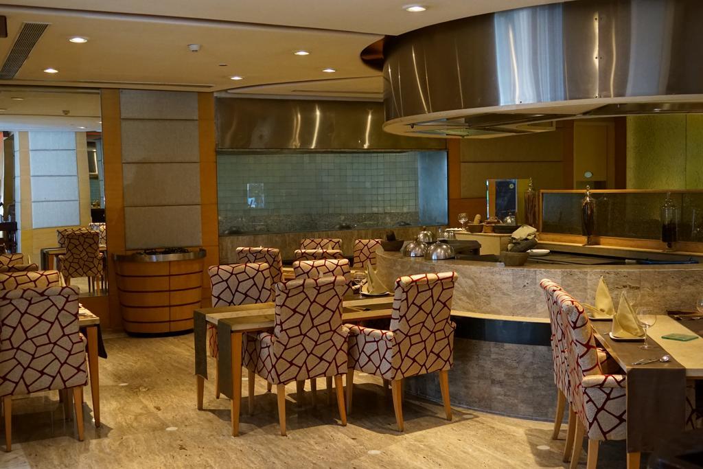 فندق تاج تشانديغر Chandīgarh المظهر الخارجي الصورة The restaurant