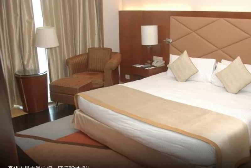 فندق تاج تشانديغر Chandīgarh المظهر الخارجي الصورة A room at the hotel