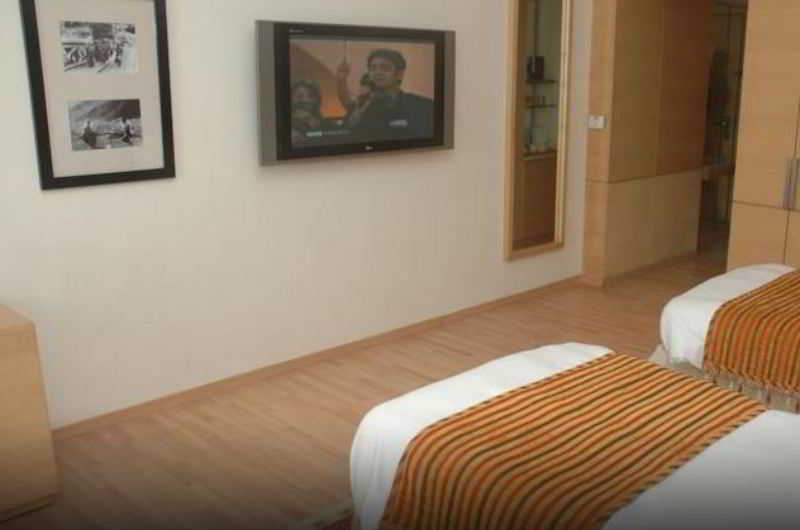 فندق تاج تشانديغر Chandīgarh المظهر الخارجي الصورة A room at the hotel