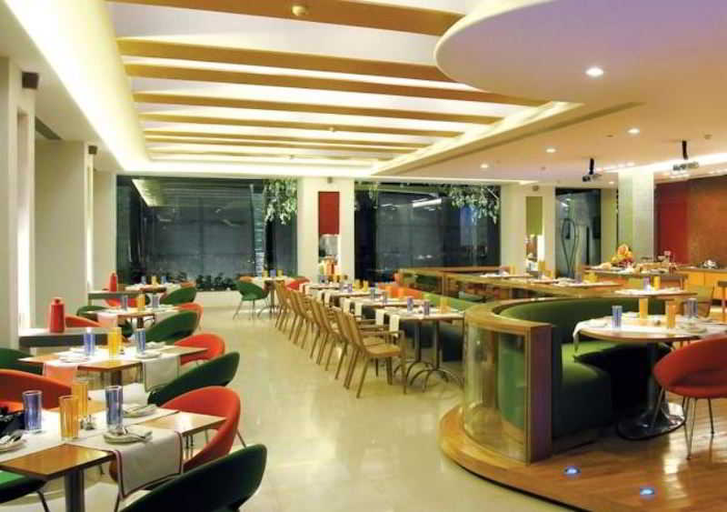 فندق تاج تشانديغر Chandīgarh المظهر الخارجي الصورة The interior of a typical restaurant