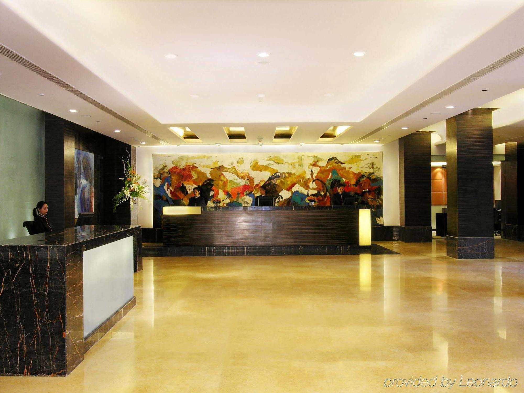 فندق تاج تشانديغر Chandīgarh المظهر الخارجي الصورة The lobby of the hotel