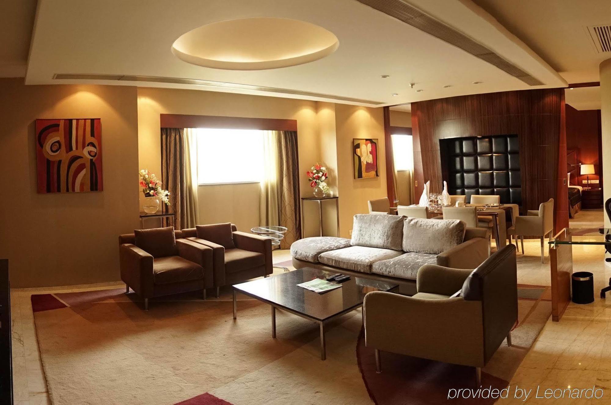 فندق تاج تشانديغر Chandīgarh المظهر الخارجي الصورة A living room in a suite at the Ritz-Carlton, Dubai