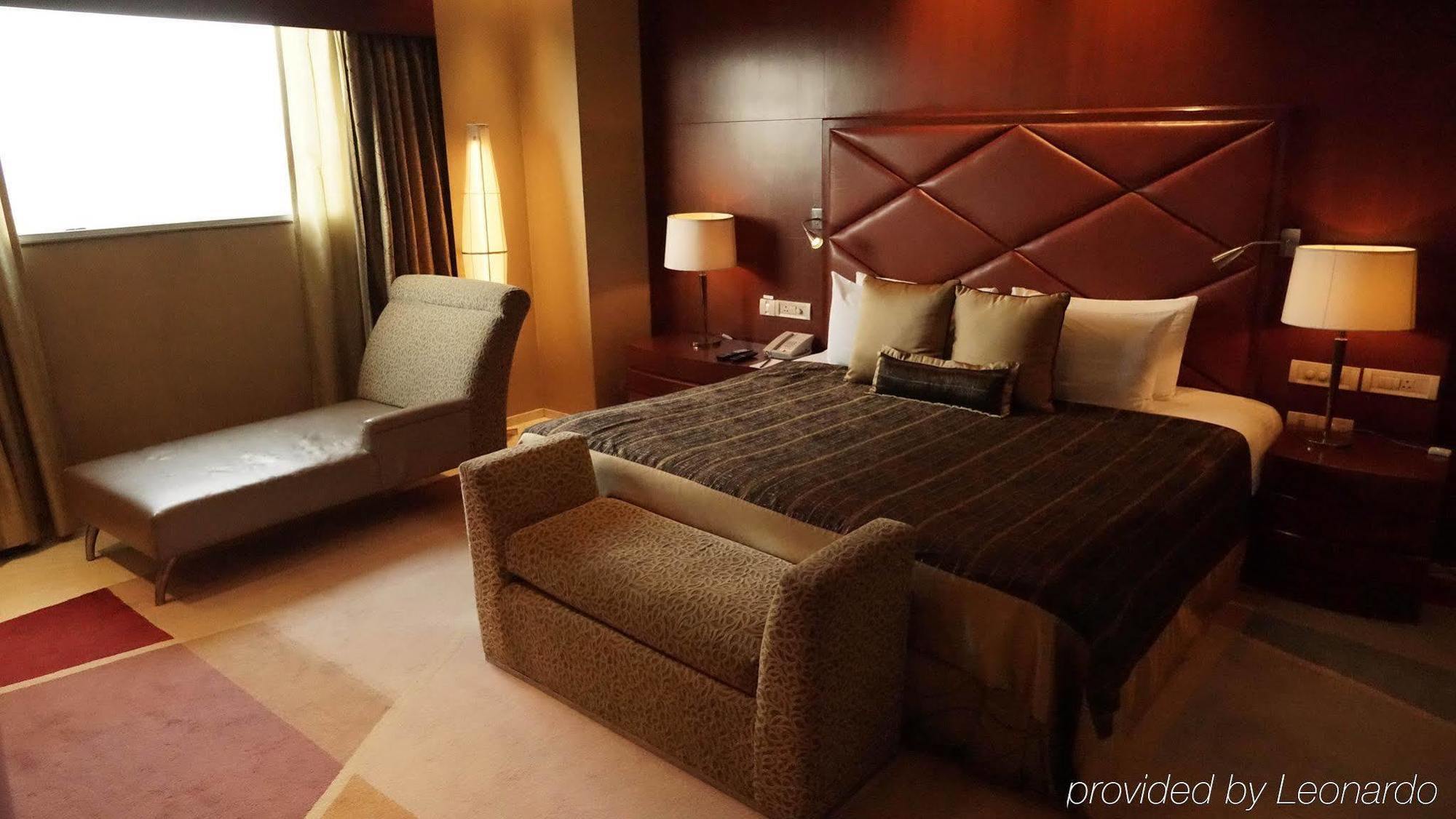 فندق تاج تشانديغر Chandīgarh المظهر الخارجي الصورة A bedroom in the hotel