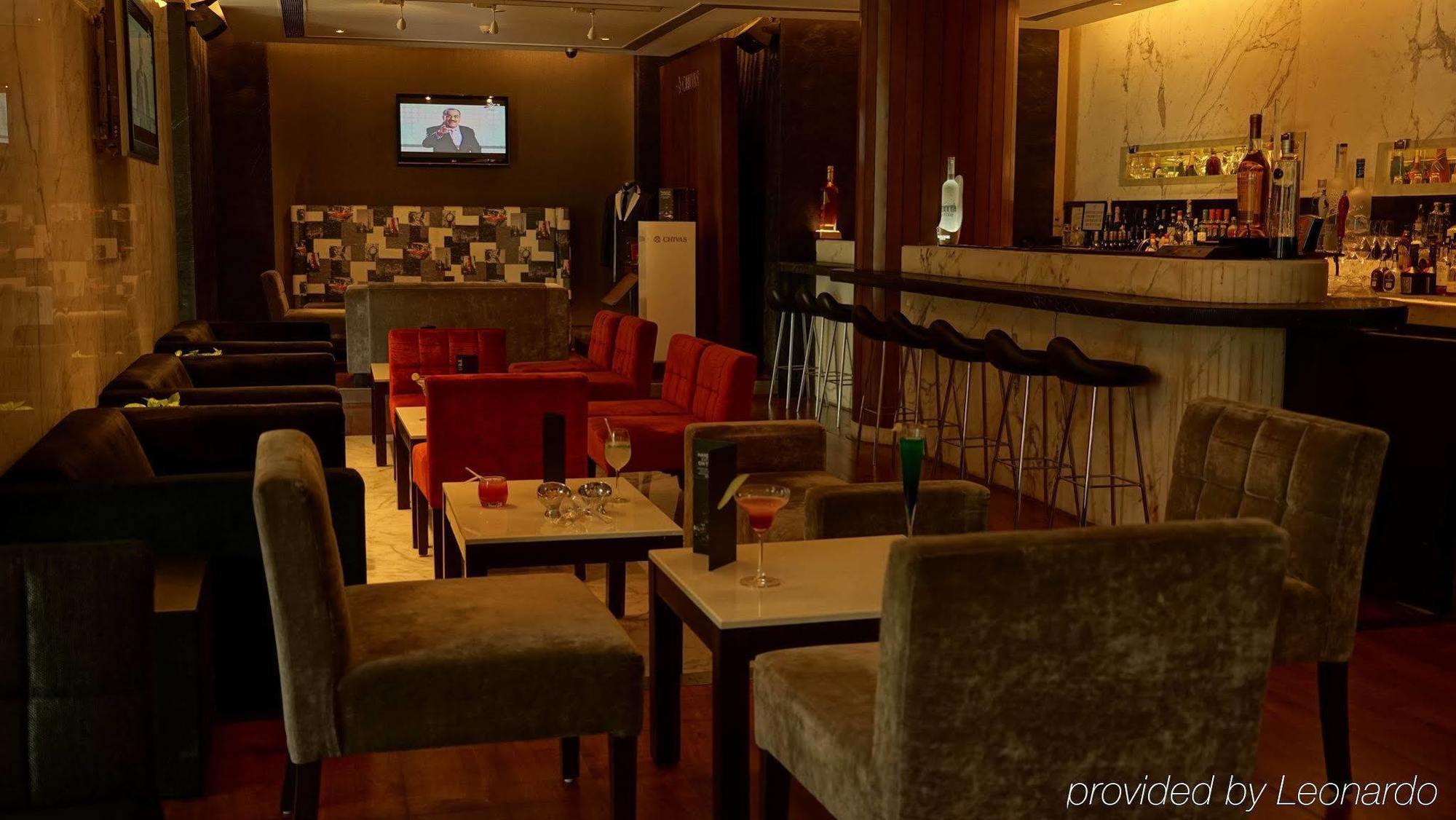 فندق تاج تشانديغر Chandīgarh المظهر الخارجي الصورة The interior of the lounge